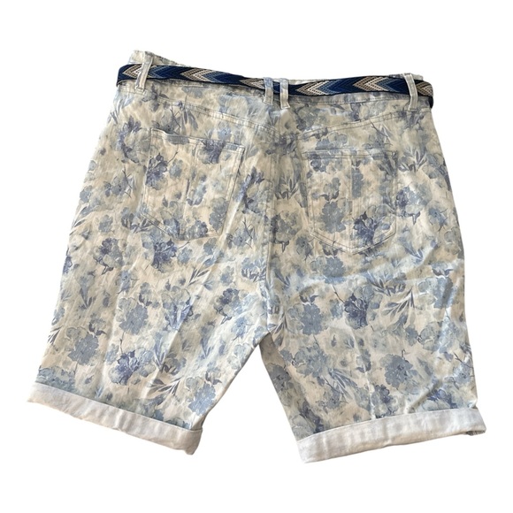 Bandolino Jean Riley Bermuda Shorts Women’s Size 18 Blue Floral Watercolor Belt - Picture 2 of 11